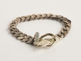 un gros plan sur un bracelet à chaîne en argent muni d'un fermoir