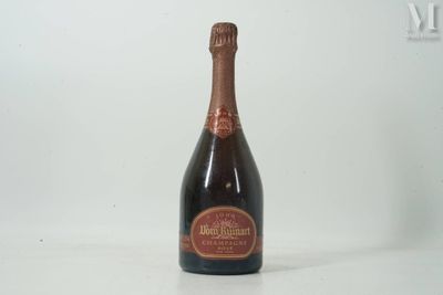 la bouteille de vin est posée sur la table à côté du mur