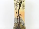 un vase sur lequel est peint un arbre