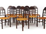 six chaises en bois sont disposées en cercle sur une surface blanche