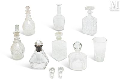de nombreuses bouteilles en verre posées sur une surface blanche