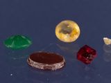 trois pierres précieuses de couleurs différentes sur un fond bleu