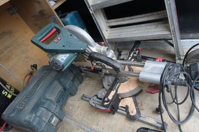 a machine that is sitting on the floor in the garage