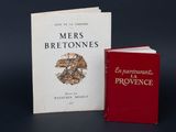 deux livres posés l'un à côté de l'autre sur une table