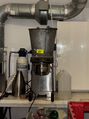 une machine qui se trouve sur une étagère dans une pièce
