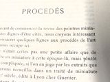 un gros plan d'un livre ouvert sur lequel figure l'image d'une horloge