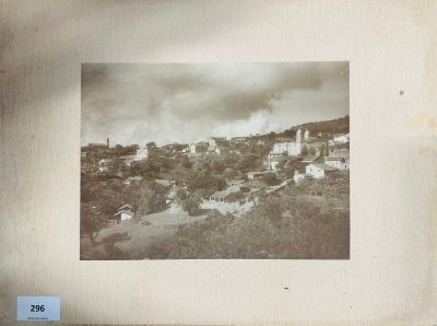 photo d'une photo en noir et blanc représentant une ville en pleine journée