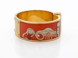 une image représentant un bracelet rouge et doré orné de chevaux