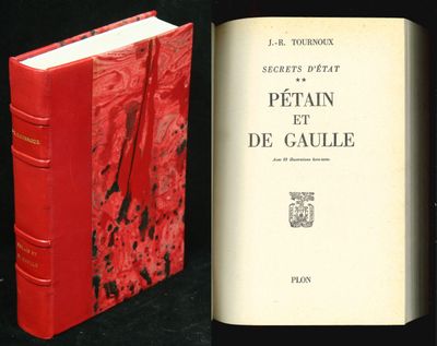 deux livres ouverts posés sur une surface noire