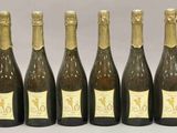 six bouteilles de champagne sont alignées