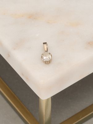 un gros plan d'une table en marbre blanc sur laquelle repose un diamant
