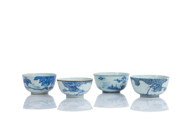 trois bols bleus et blancs ornés de motifs sur un fond blanc