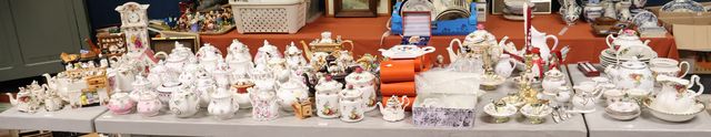 Collection de théières en faïence et porcelaine dont ROYAL ALBERT...