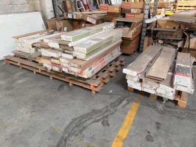 un gros tas de bois posé sur des palettes dans un entrepôt