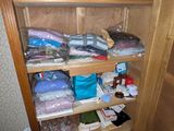 une armoire en bois contenant de nombreux objets