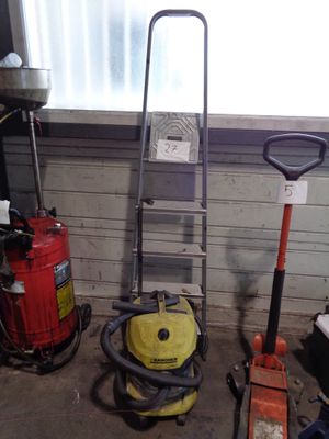 deux types d'outils différents dans ce garage
