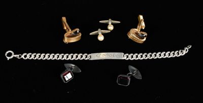 Bijoux et accessoires. Trois paires de boutons de manchettes…