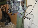 une machine qui se trouve dans un garage