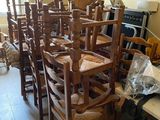 un grand nombre de chaises empilées les unes sur les autres