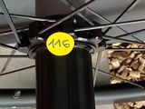 un gros plan d'une roue de vélo sur laquelle est collé un autocollant jaune