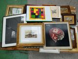 de nombreuses œuvres d'art encadrées posées sur une table avec des photos