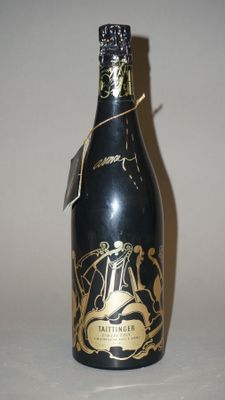 une bouteille noire ornée d'un motif doré