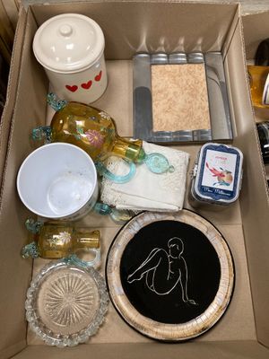 une boîte en carton contenant divers objets
