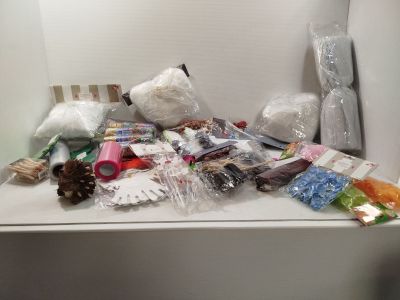 un tas d'objets divers posés sur un comptoir