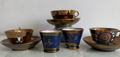 cinq tasses et soucoupes posées sur une table