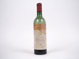 gros plan d'une bouteille de vin sur fond blanc
