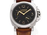 gros plan d'une montre sur une surface blanche avec un bracelet marron