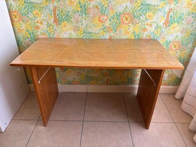 une table en bois posée devant un mur