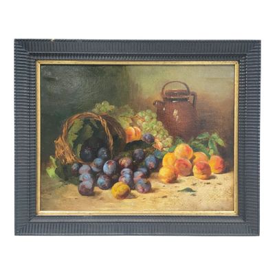tableau représentant une corbeille de prunes, de pêches et de raisins posée sur une table