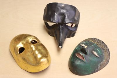 trois masques sont posés les uns à côté des autres sur une table