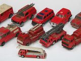 beaucoup de camions de pompiers et de camions miniatures sur la table