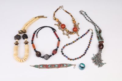de nombreux colliers et bracelets disposés sur une table