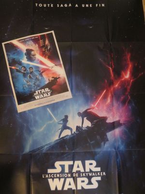 L'affiche du film « Star Wars » est posée sur une table.