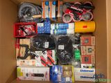 une boîte remplie d'objets assortis qui s'y trouvent