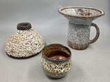 trois types différents de poteries posées sur une table