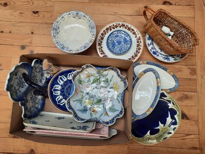 une boîte remplie d'assiettes et de bols posée sur une table
