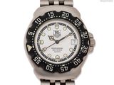 une image d'une montre en gros plan sur fond blanc