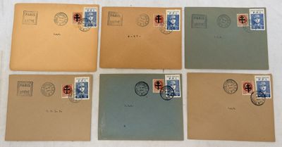 six enveloppes différentes, affranchies, posées sur une table
