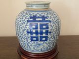 un vase bleu et blanc posé sur une table en bois