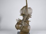 une sculpture en bronze représentant une femme tenant un violon, posée sur un socle en marbre