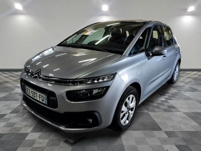 La Citrole est garée sur un sol à damier dans un showroom