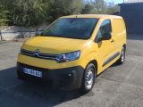 Une camionnette Citroën garée sur un parking, avec des arbres en arrière-plan