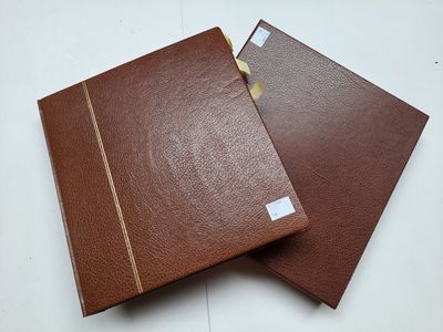 une paire de carnets en cuir marron avec des finitions dorées