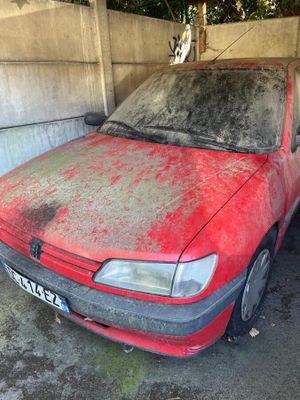 une voiture rouge garée dans un garage