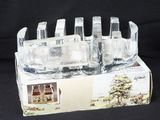 une menorah en verre comportant six verres