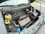 une voiture dont le capot est ouvert et qui contient un moteur